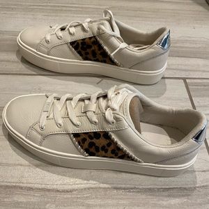 UGG Dinale Exotic Great Condition